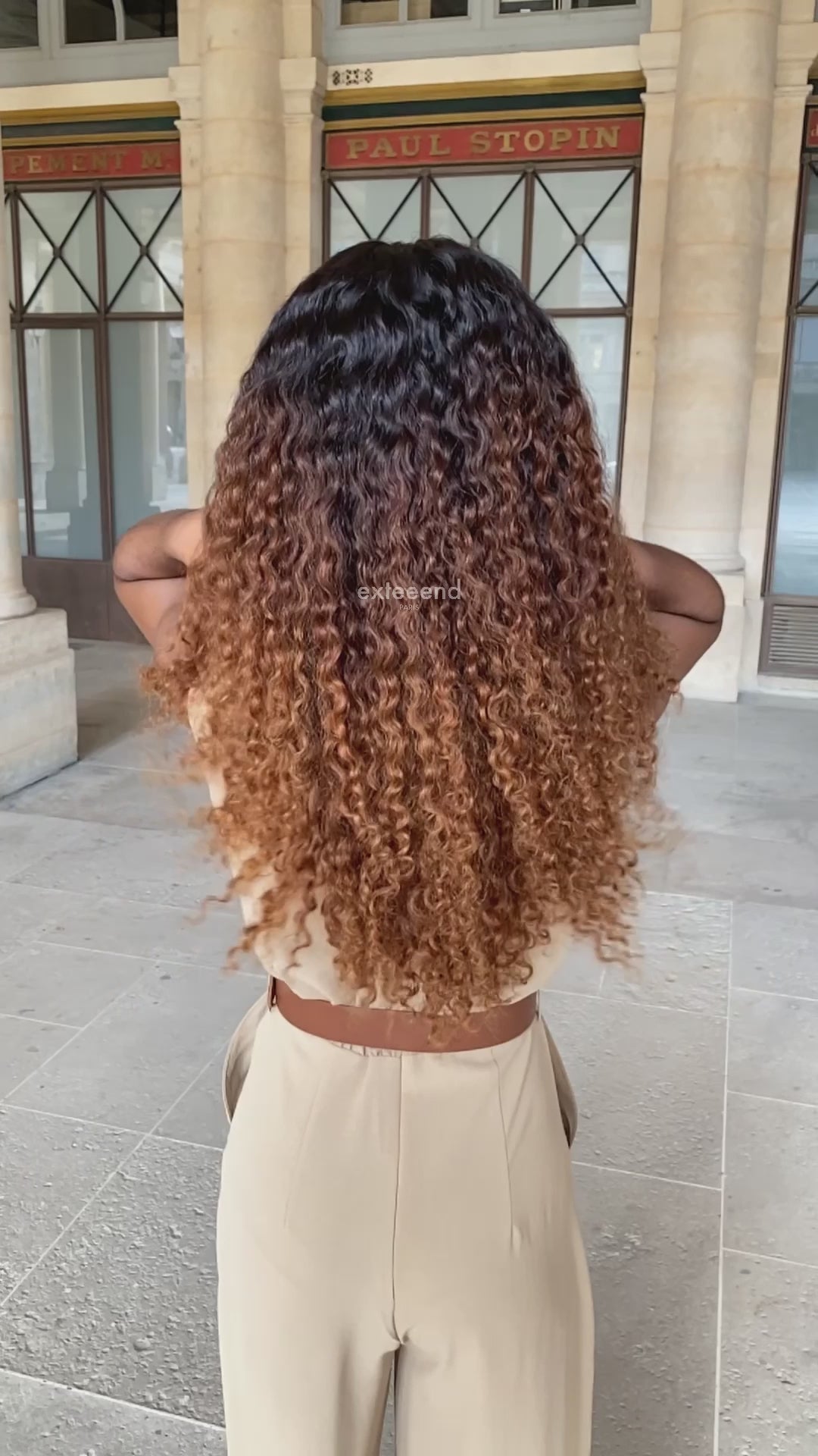Perruque femme Rani bouclée Deep Wave ombré marron lace wig frontal invisible cheveux naturels video ralentie Exteeend Paris