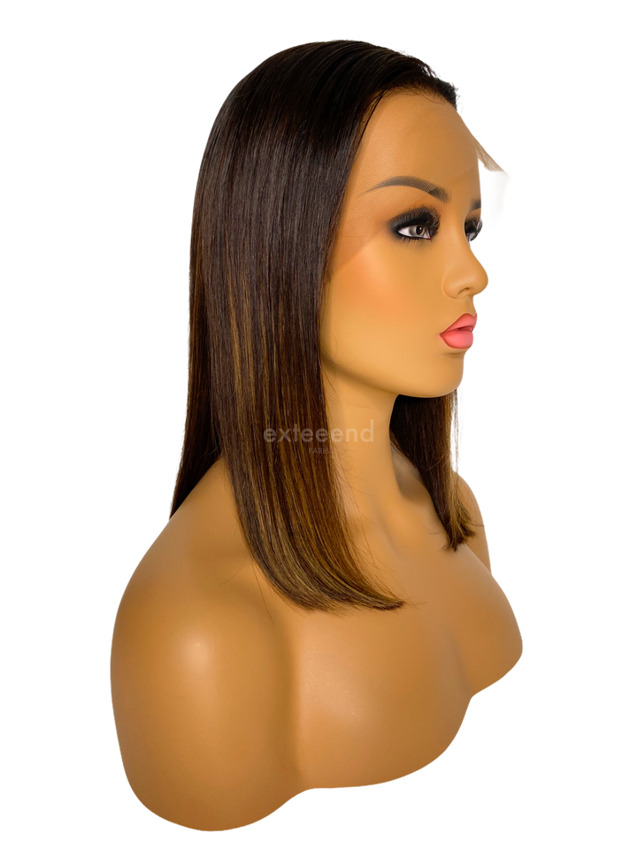 Perruque femme Sofia carré long avec des highlights lace wig lace front lace frontal indétectable prêt-à-porter cheveux naturels pose sans colle ni gel glueless mannequin profil Exteeend Paris