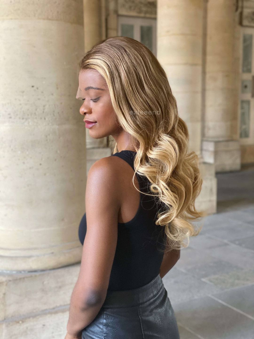 Perruque femme Vénus Blonde ondulée longue blonde vue de profil lace wig lace front lace frontal invisible cheveux naturels virgin hair pose sans colle ni gel glueless Exteeend Paris
